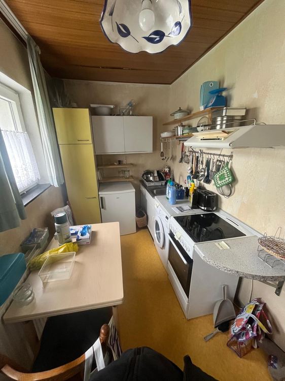 Küche mit Geschirr und Geräten vor der Räumung