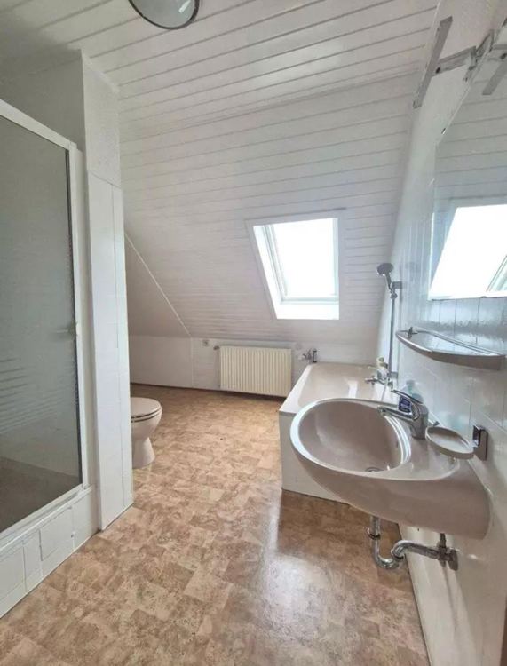 Leer geräumtes Badezimmer im Dachgeschoss
