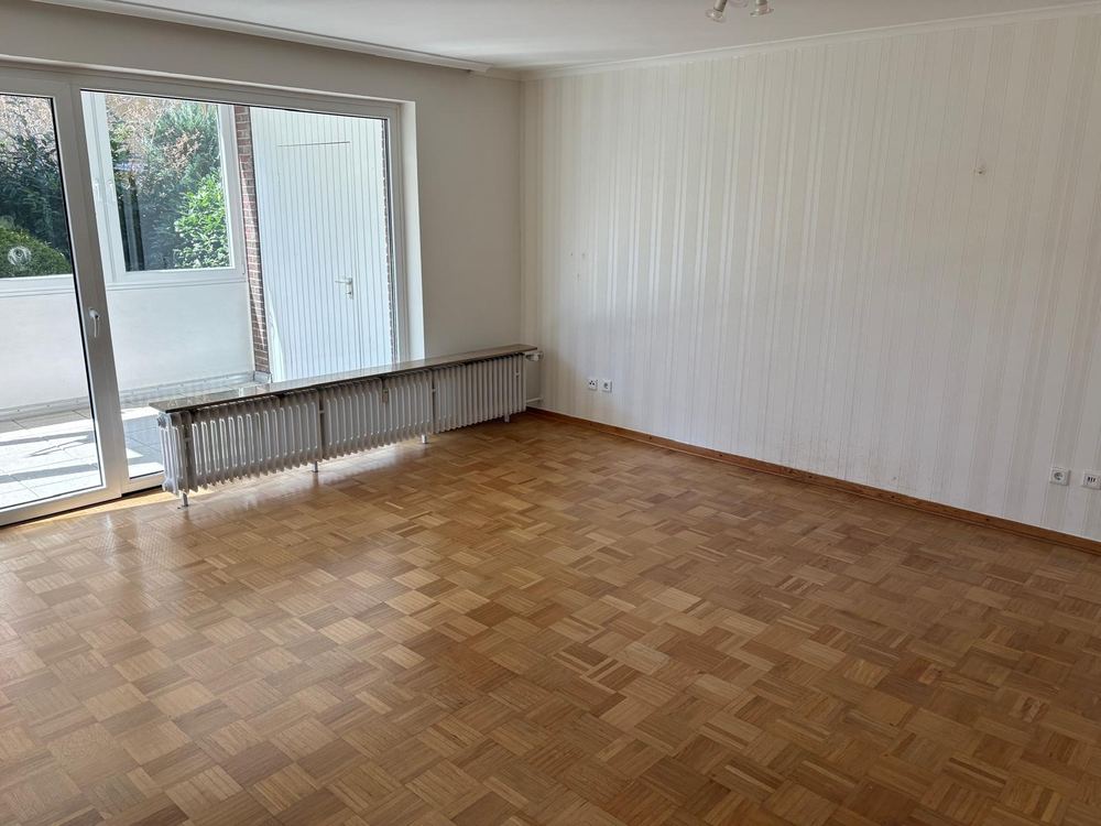Leer geräumtes Wohnzimmer mit Parkett nach der Haushaltsauflösung